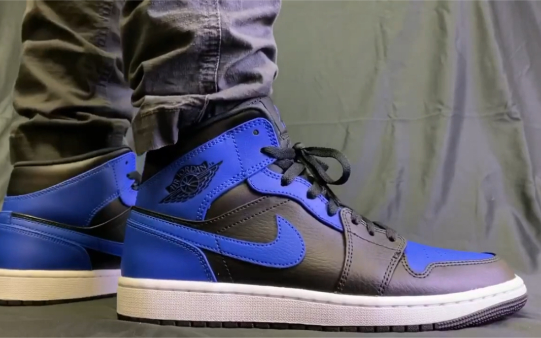 黑蓝 aj1 mid 上脚 虽然是经典调色盘套路 但不过还是蛮香!