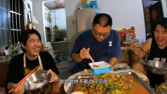 Download Video: 义父千里迢迢来到包浆小屋，包浆青菜炒鹿肉招待义父，不知道义父抗不抗得住