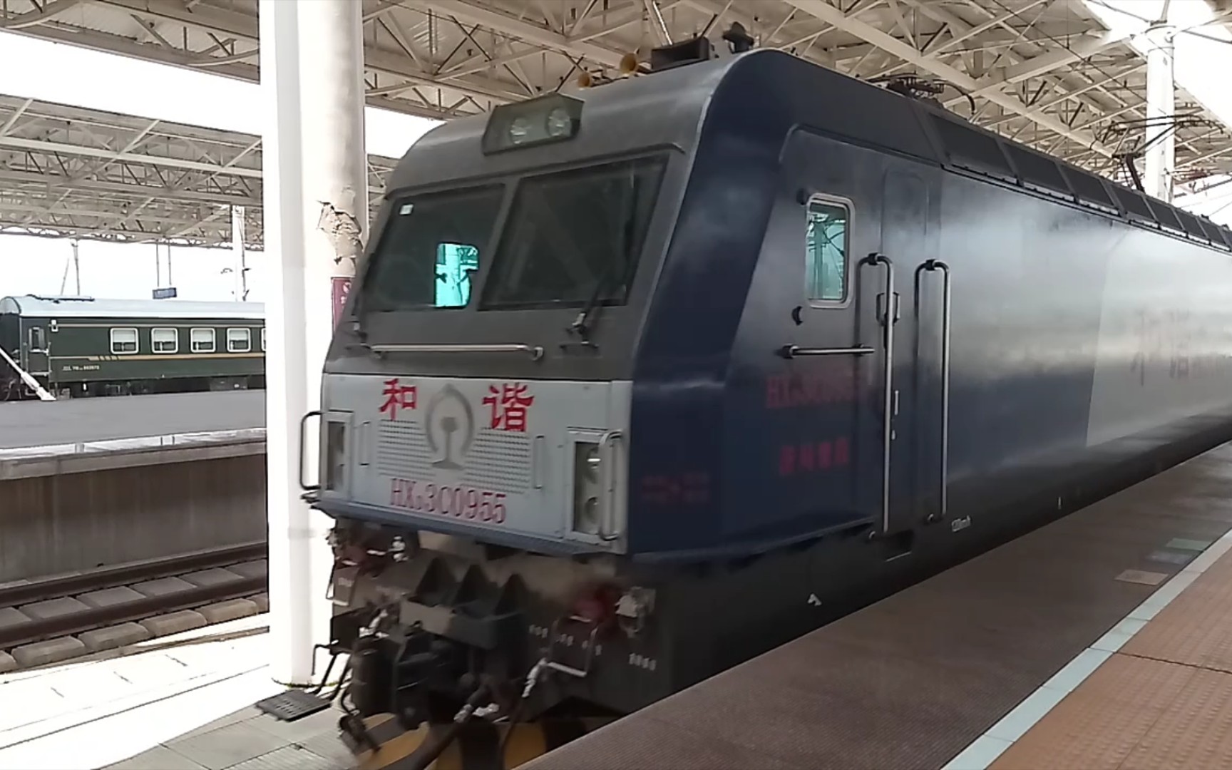 晚点的k4913进青岛北站