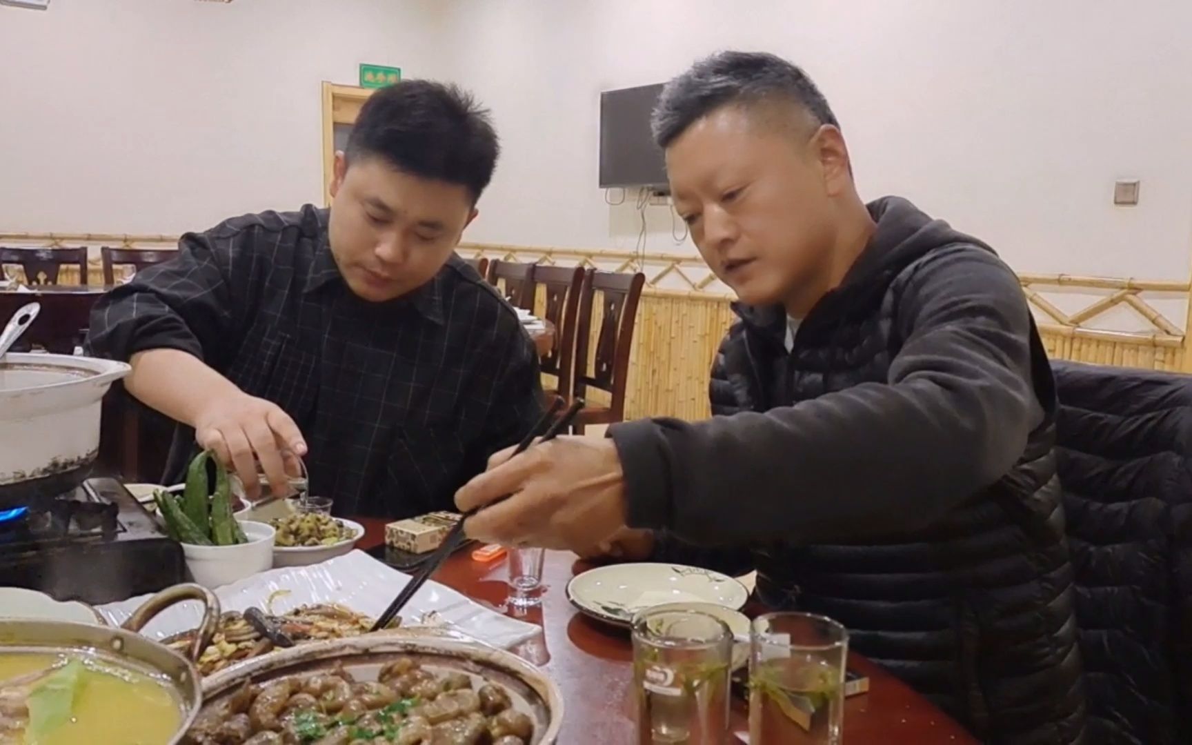 网友大驾广坤酒楼,广坤大哥亲自上菜敬酒,生意有好转开心