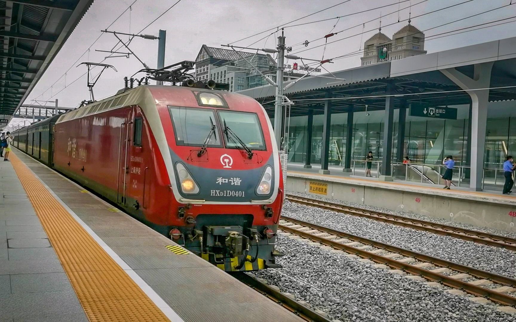 上局沪段hxd1d电力机车0401号机牵引南宁——上海南t82次列车停靠沪昆