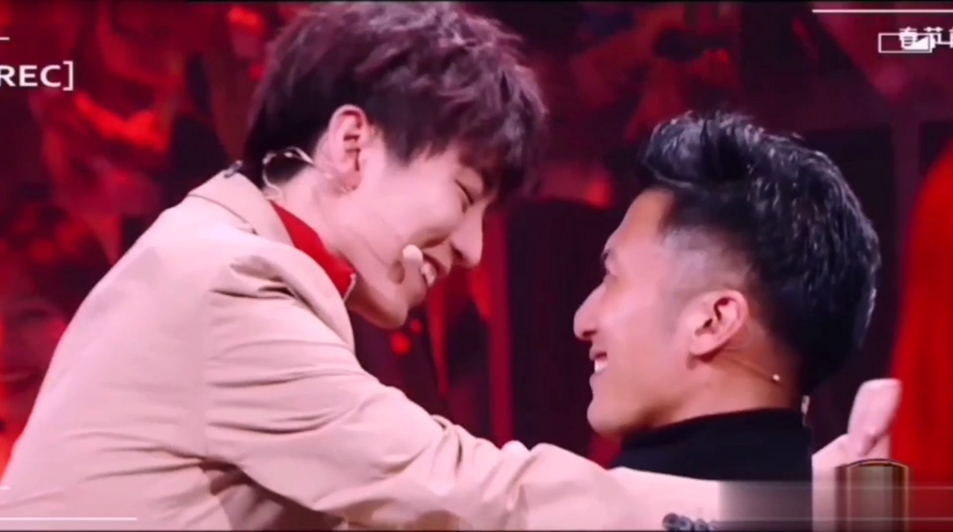 王俊凯的壁咚,浪漫勾人瞬间