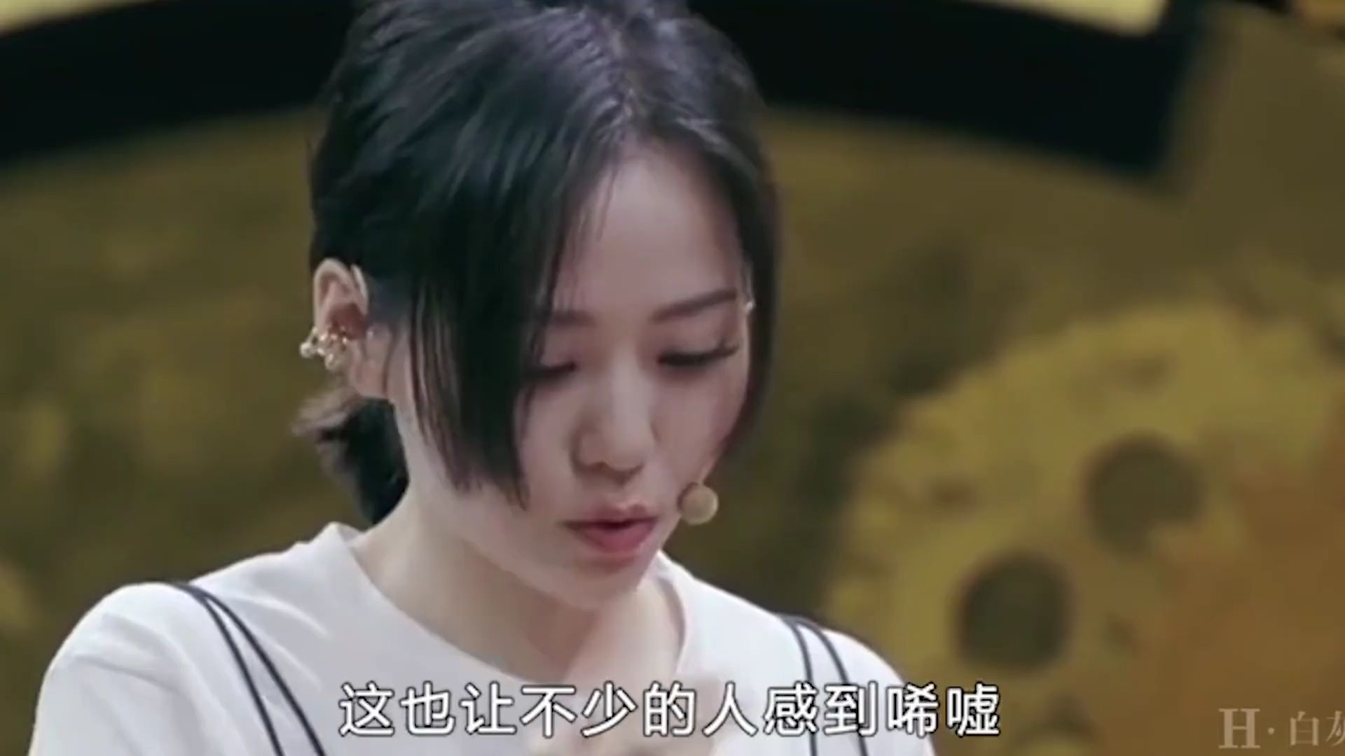 张靓颖有多"大胆"?把贴身打底衫当裙子穿,大腿过于真实