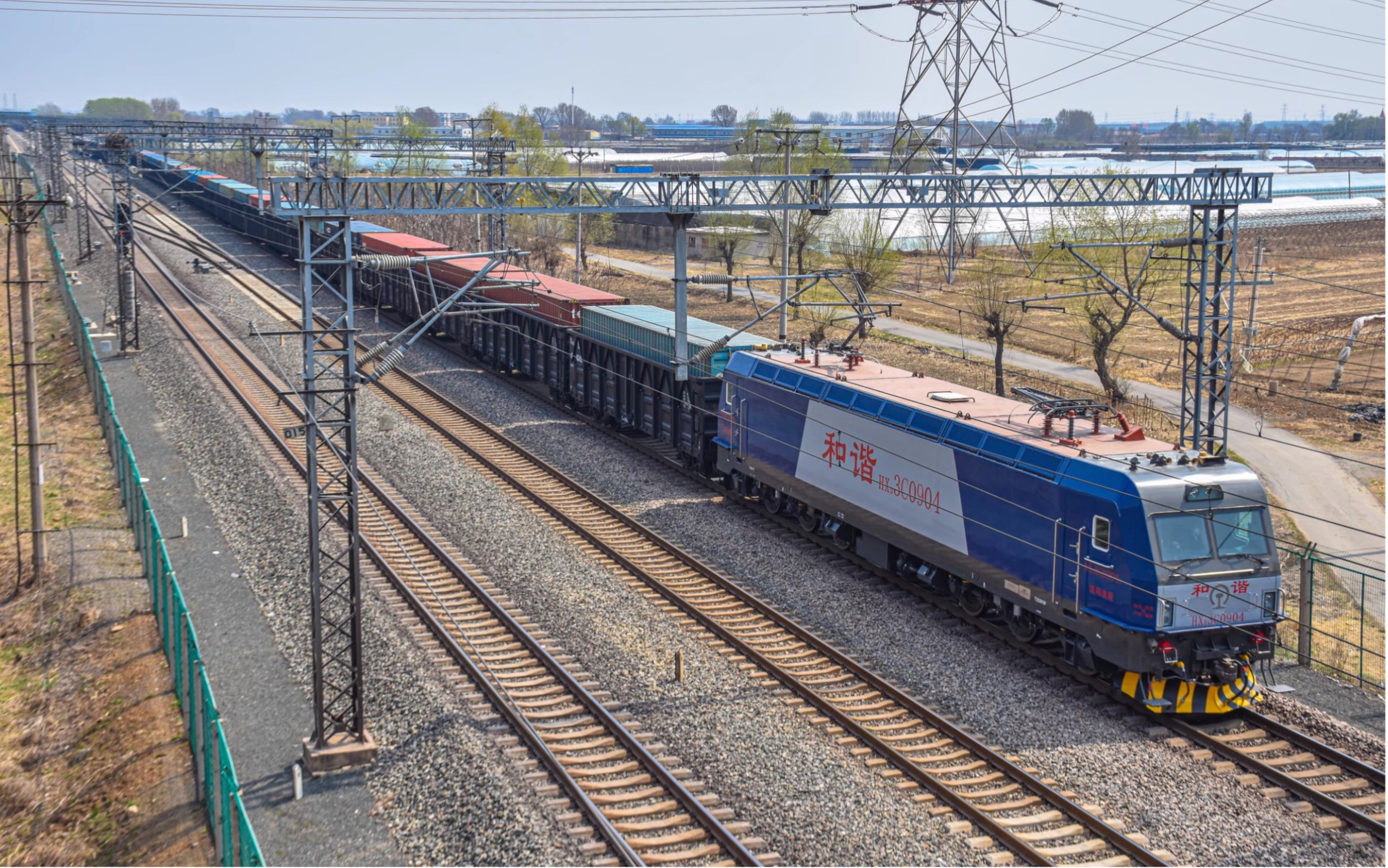 沈山线客机拉货沈局沈段hxd3c0904牵引上行集装箱五定班列驶离马三家