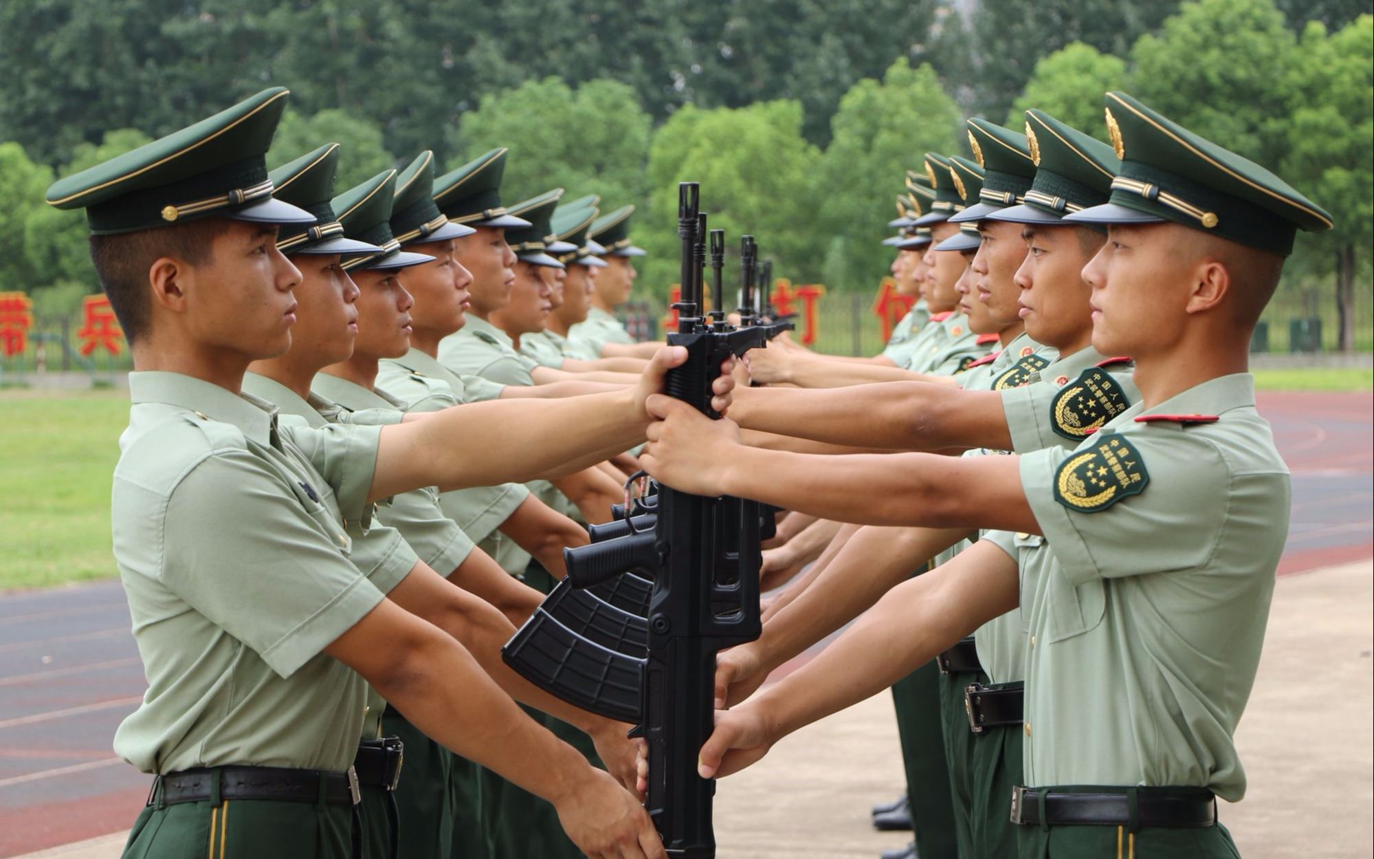 [图]负重前行的日子里，或许他们从未停歇，致敬永不褪色的中国武警！