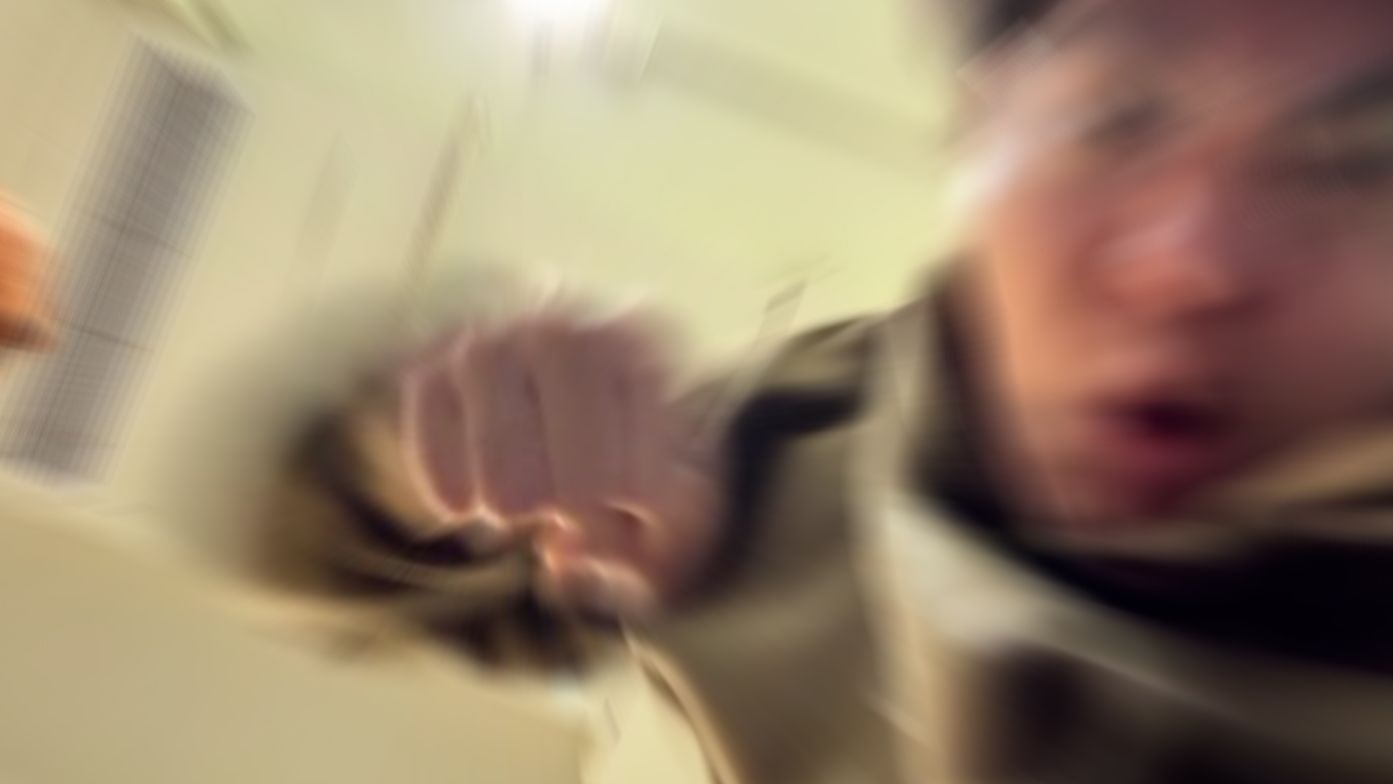 试图击中观众的笑点