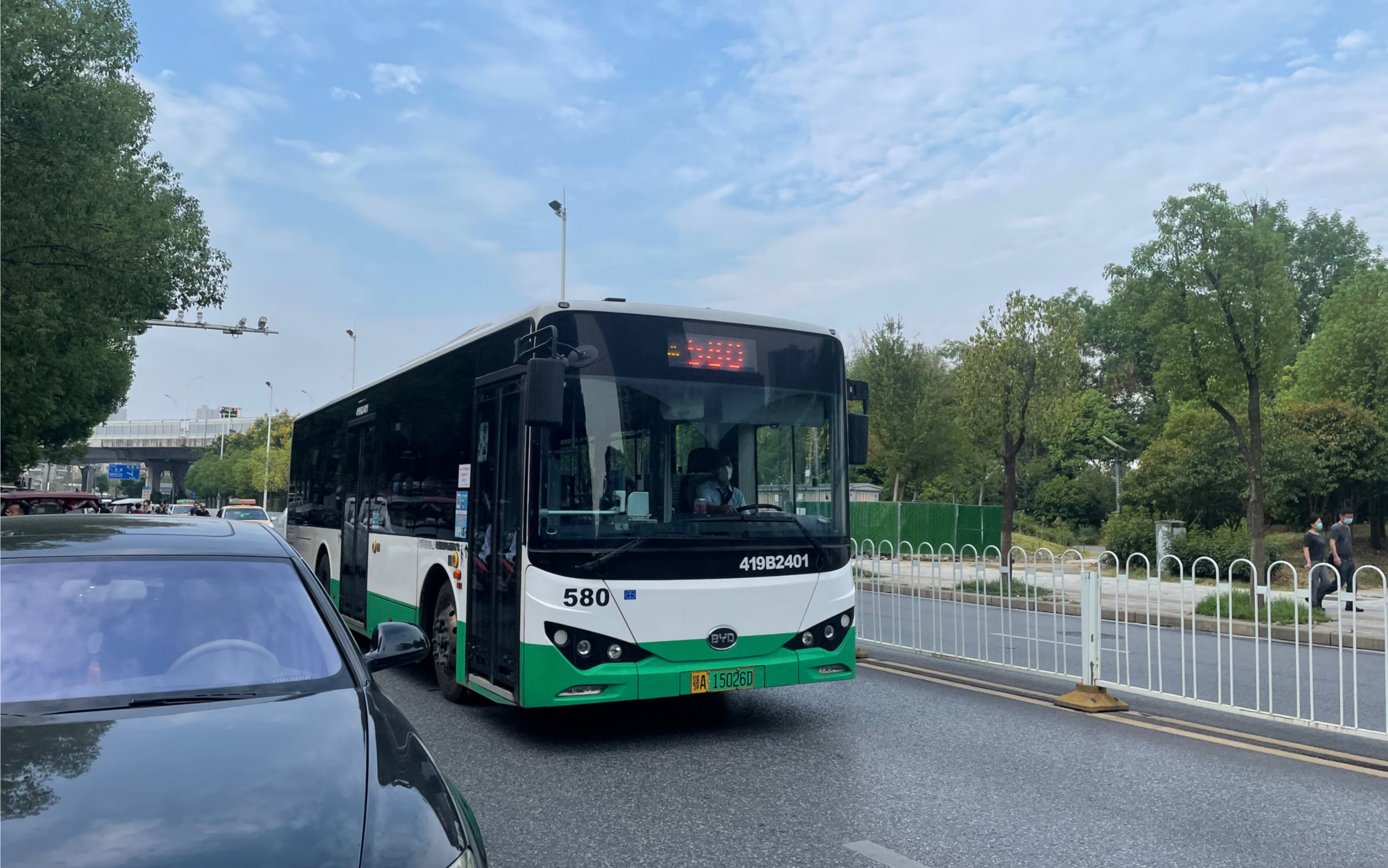 武汉公交580路 419b2403 (全广k8ba)通过马鹦路
