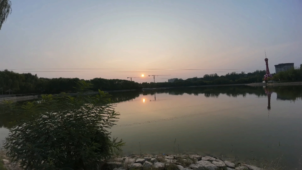 日落美景!湖面倒影如画