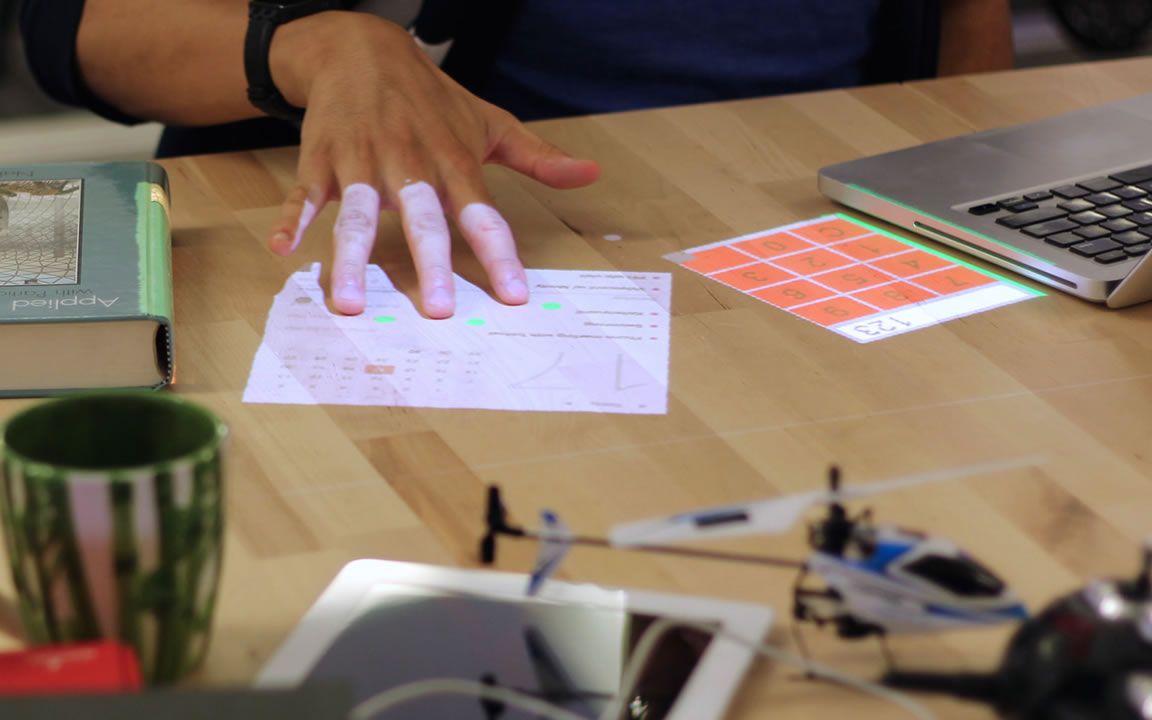 这黑科技投影灯能让桌面秒变触摸屏像用手机一样操作app