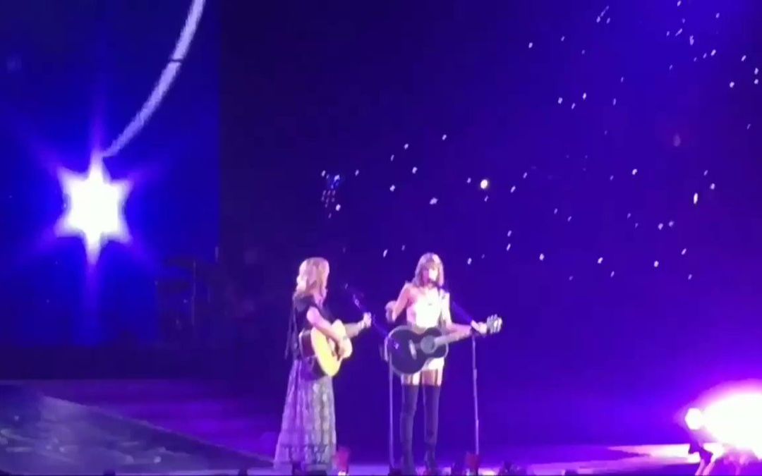 [图]七年前的今天，Taylor Swift霉霉在洛杉矶巡演期间邀请Lisa Kudrow表演了《Smelly Cat》（In LA. August 26, 2015