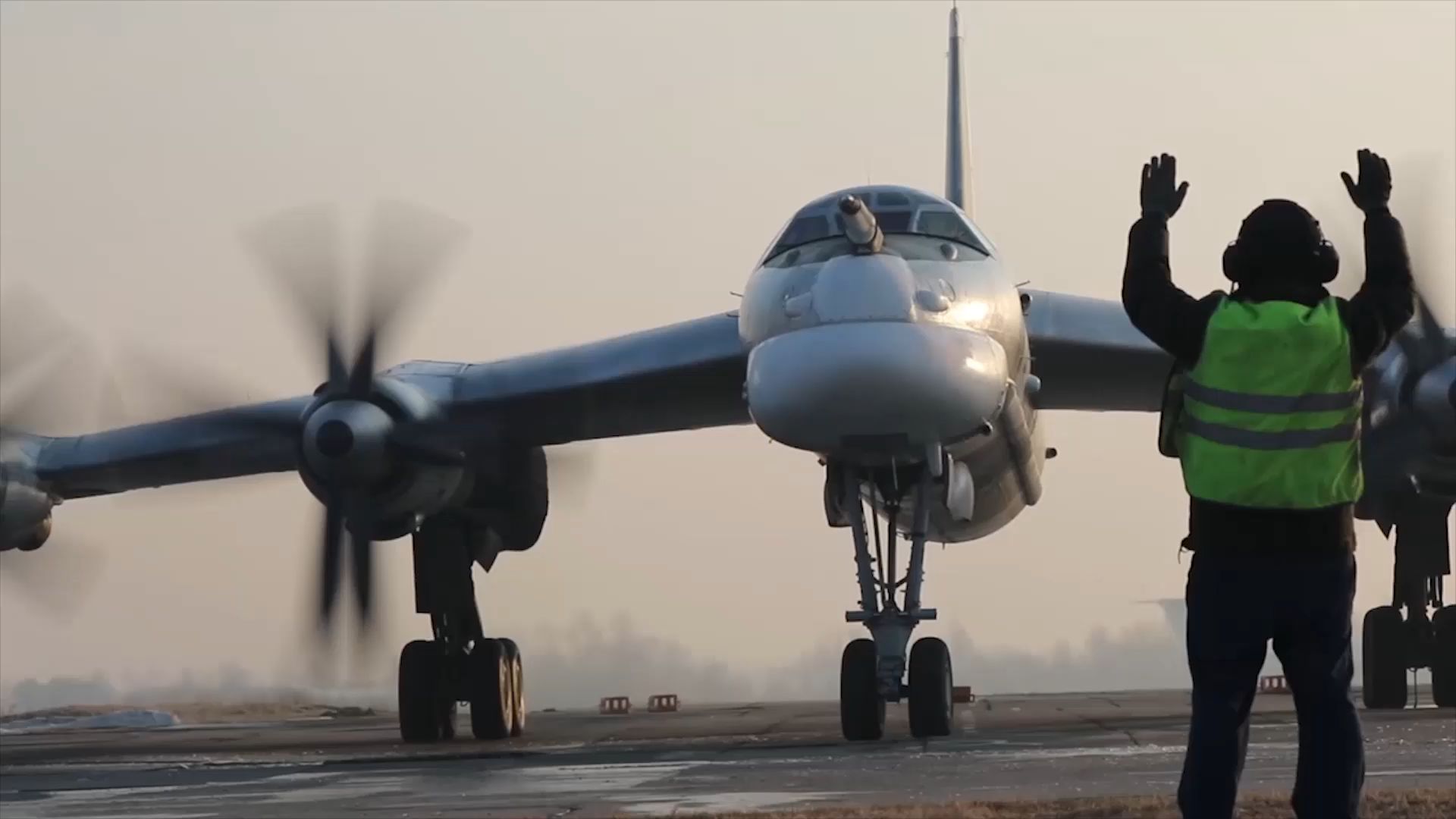 现场:俄两架图-95ms战略轰炸机在日本海中立水域上空飞行超7小时