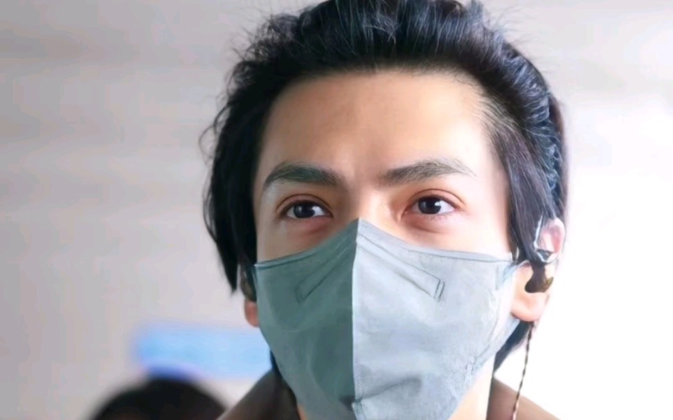 到处收集有关于熙熙的一切 口罩遮住你迷人的脸 却遮不住你微笑的眼睛