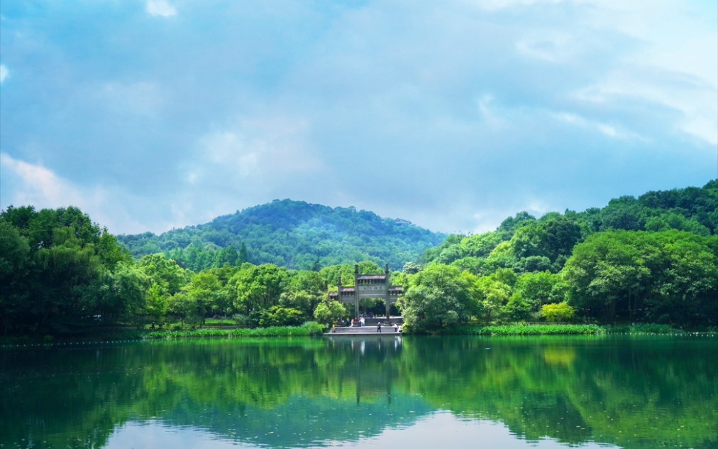 5月的西湖比紫光还要绿