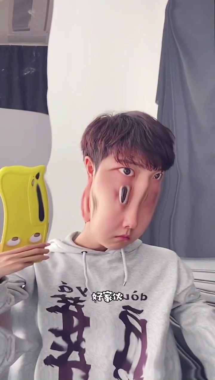 眼睛瞪的像铜铃沙雕迷惑行为