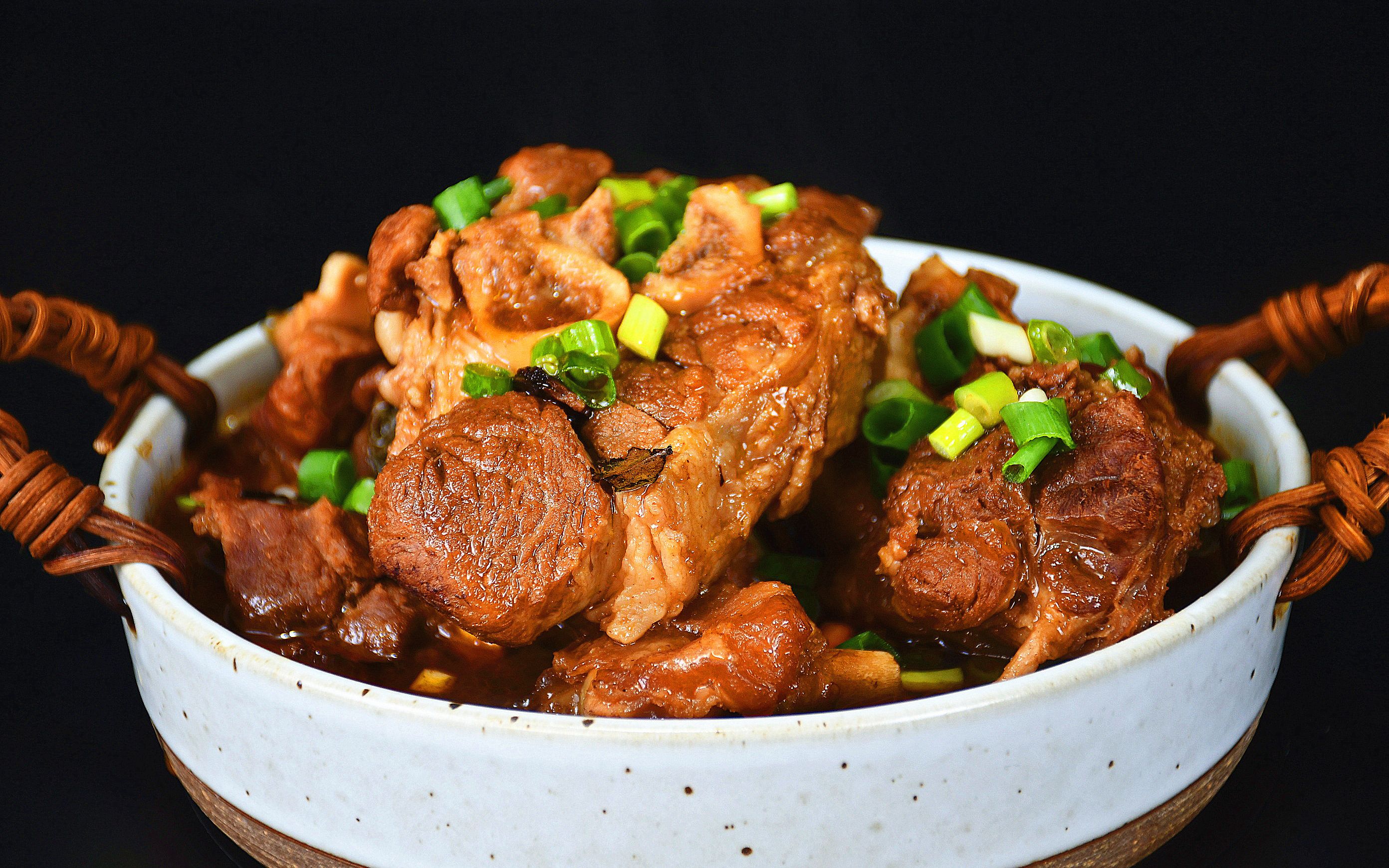 学会这道"酱焖大骨"的做法,能吃光一大盆,你信不?