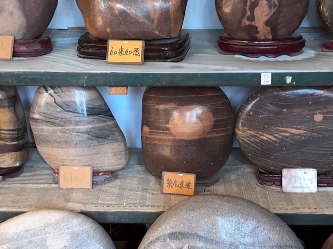 祥符区范村乡祥韶移民村的王拴群老人从1985年开始收藏黄河奇石,最多