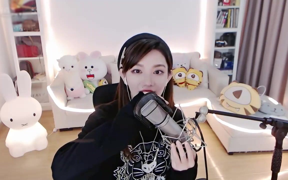 美女主播這嗓音開口就虐到心悸,聽她唱歌太費烟了,都聽哭了!