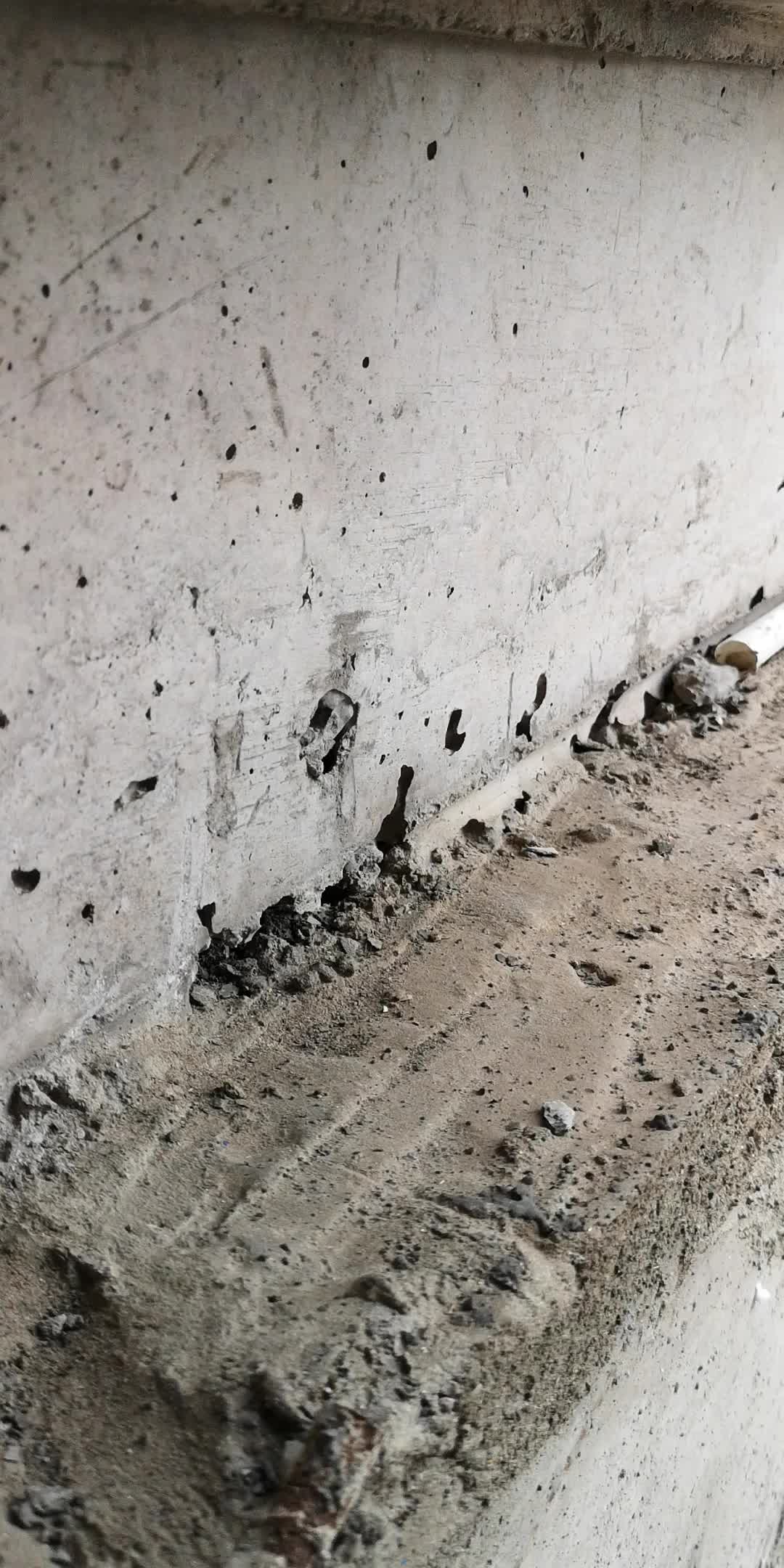 沙子过细砂石分离导致剪力墙根部露筋