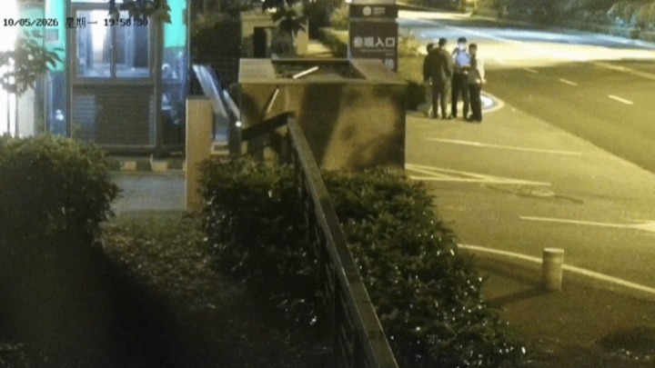 女子抱幼童带3万元现金打车去博物馆，当时已闭馆，网约车司机察觉异常，劝说无果后报警