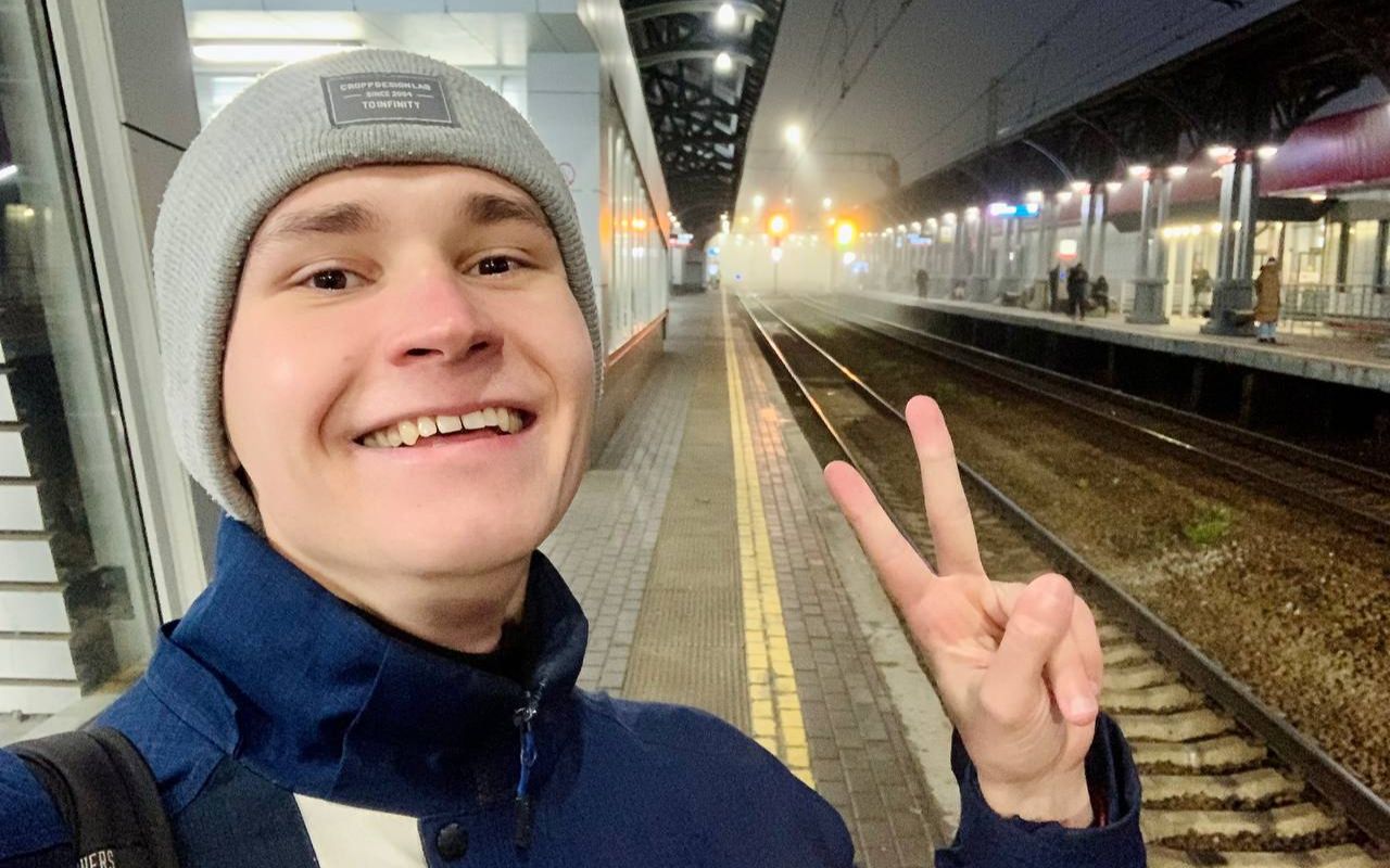 俄罗斯男子2分钟学会说中文 || 走在莫斯科区火车站站台上谈论人工