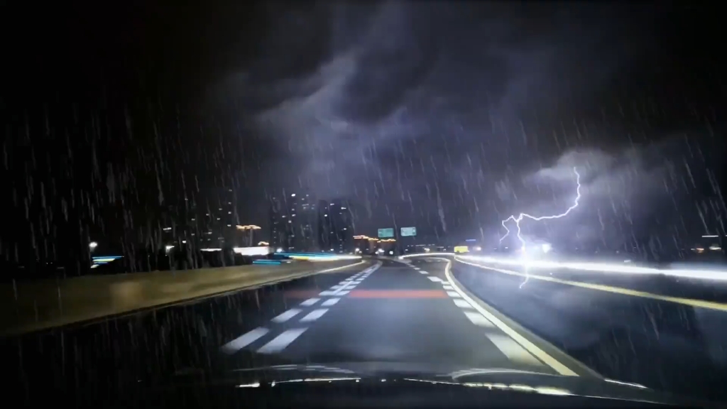 雨夜高架迈巴赫