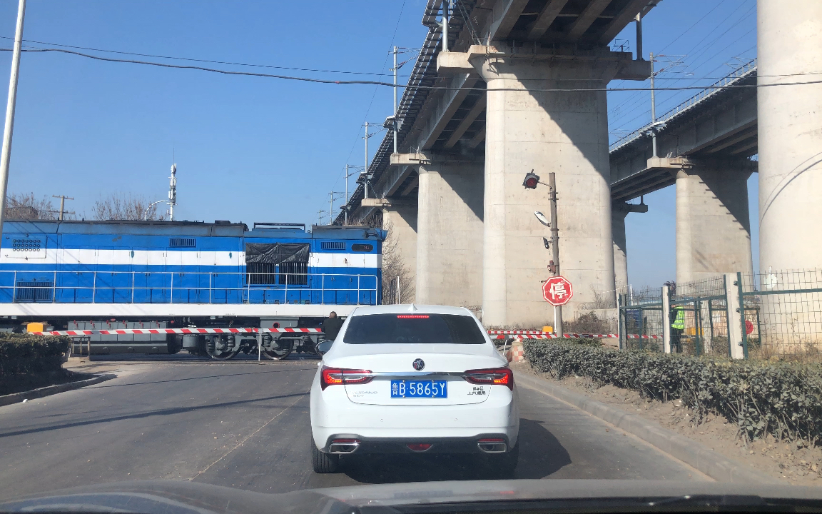 孩子八岁半了,第一次见火车路口道闸落下,火车通过的情景,还以为是