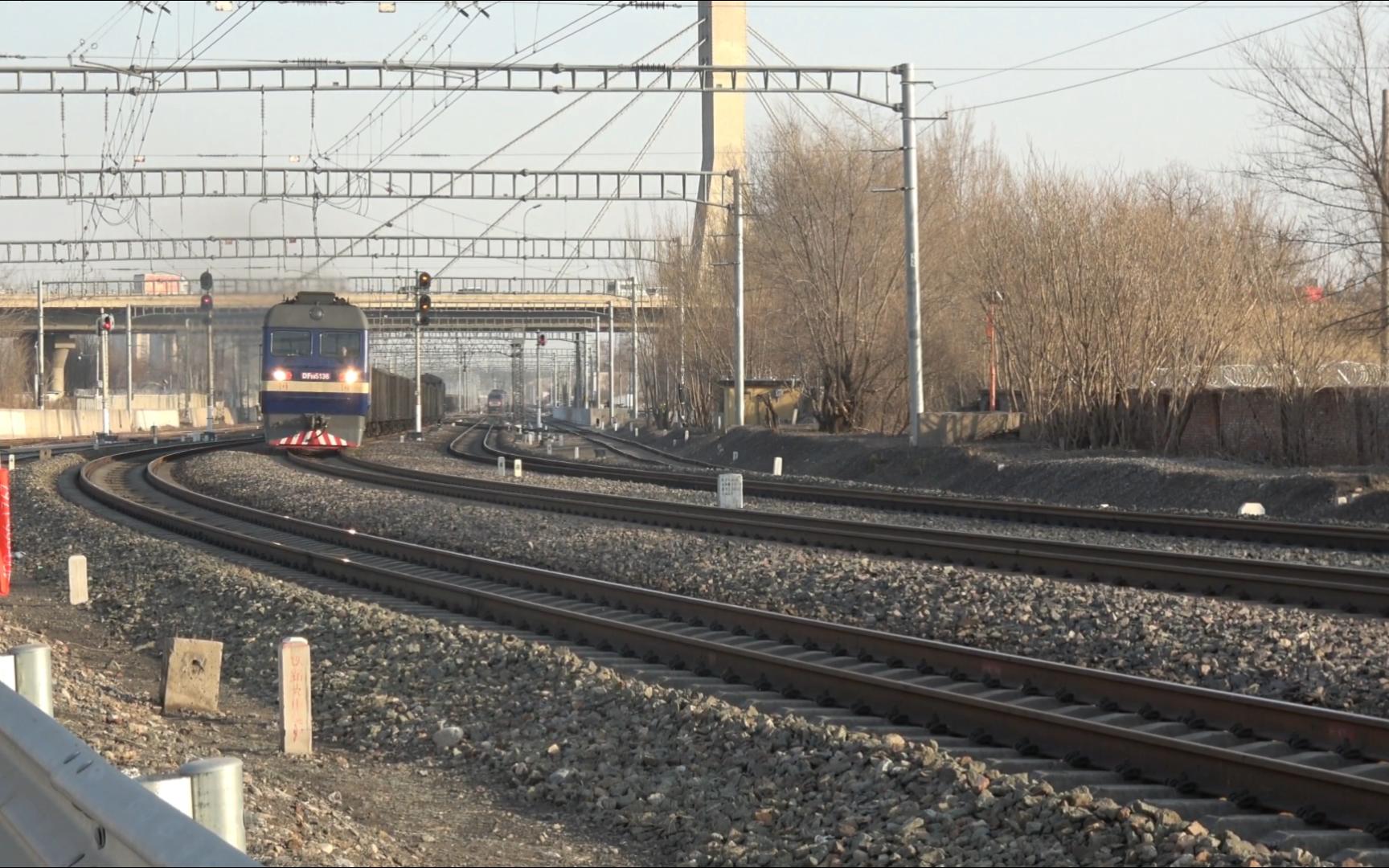 石景山南站,单机东风8b牵引货列驶向三家店站方向