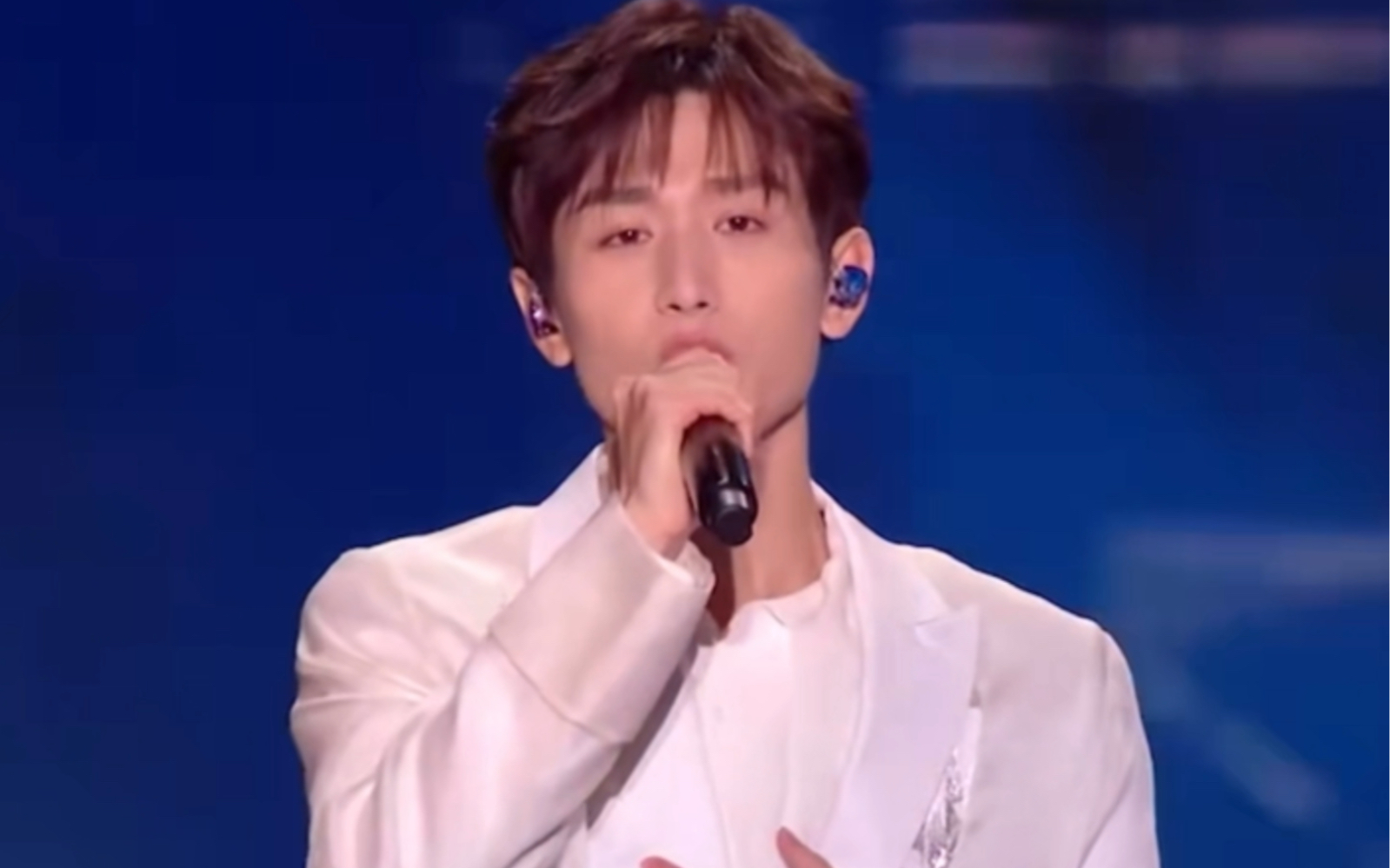 成毅张碧晨合唱情人咒,也太会唱了吧,一开口宿命感拉满!