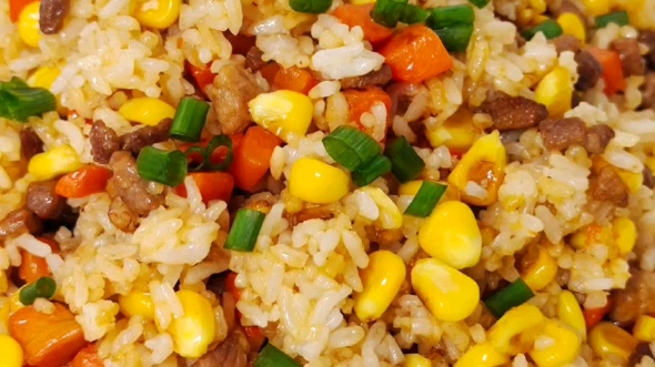 瘦肉红萝卜玉米炒饭,做法简单,味道很赞|||今天晚饭做了瘦肉红萝卜