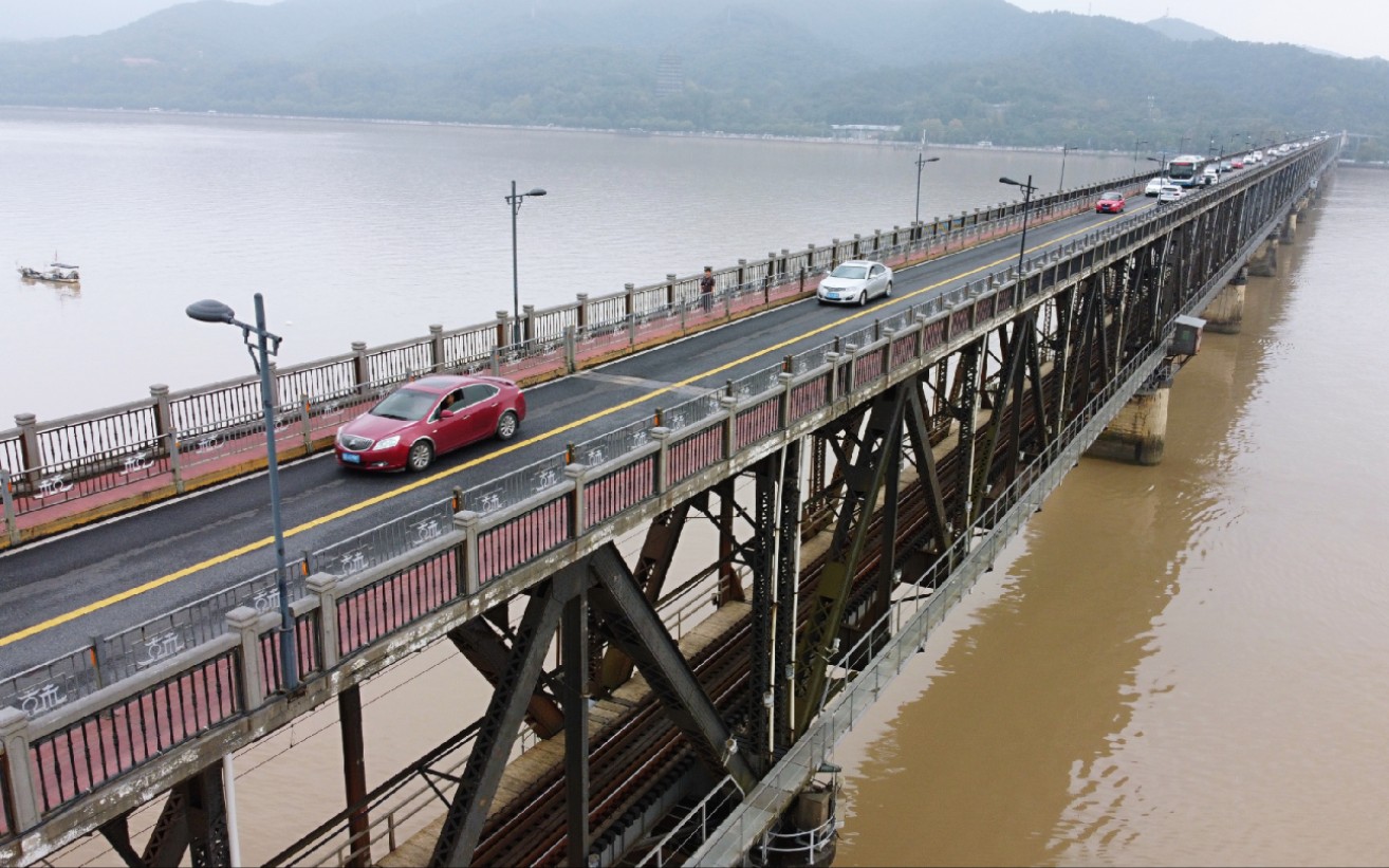 杭州钱塘江大桥,我国第一座自行设计的公铁两用跨江大桥,太牛了