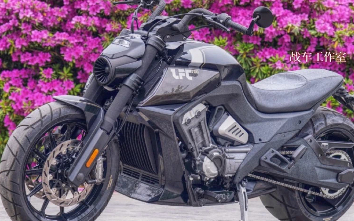 【奔达 燎 700】我觉得好怪,侯师傅好像有点想试驾,哈哈哈