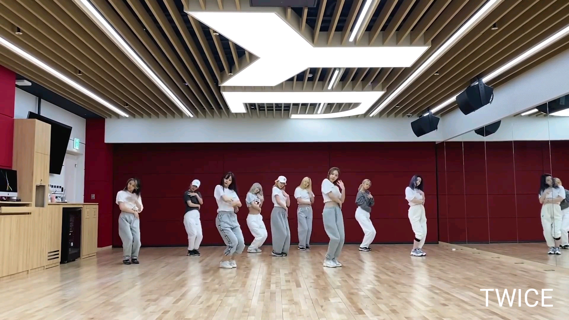 那些中韩女团刀群舞的极度舒适练习室