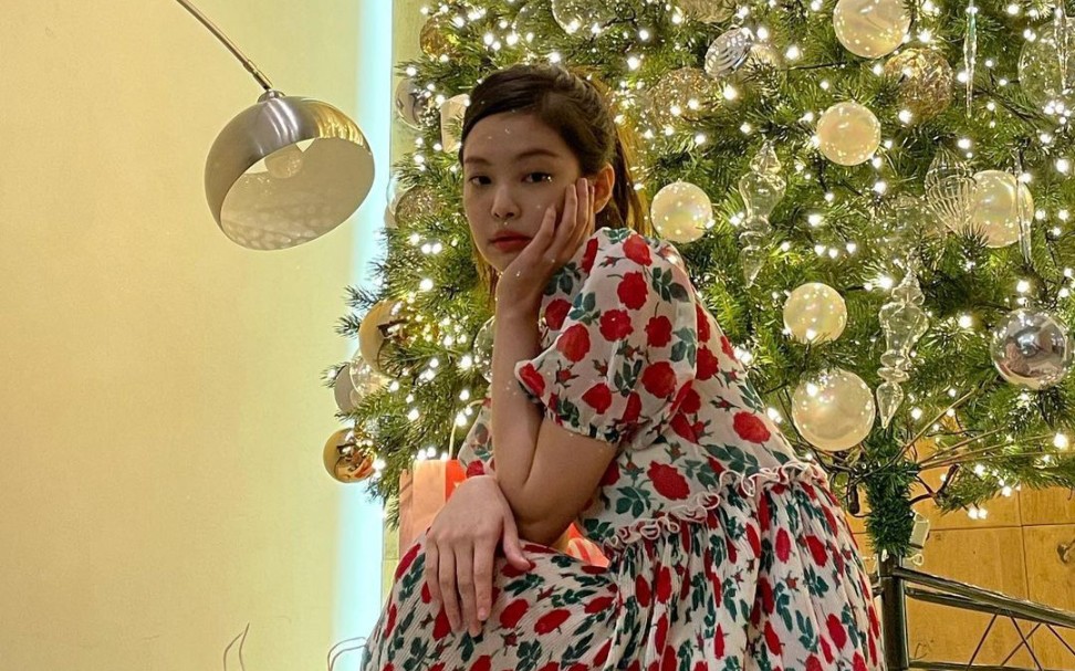 【jennie】2020的圣诞小妮,可爱俏皮,少女气息扑面而来,红花绿叶印花