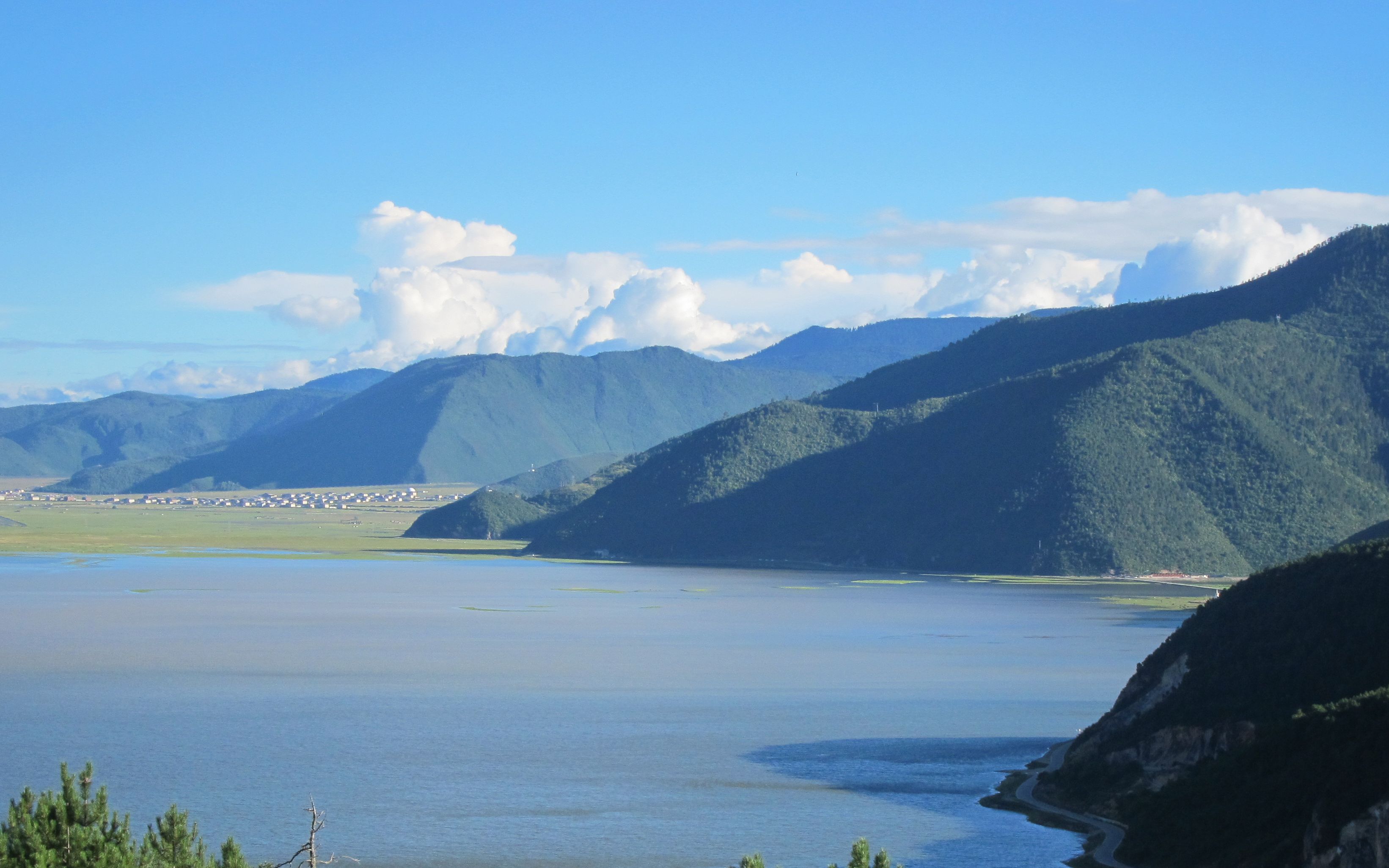 蓝天,白云,绿水青山,香格里拉的夏末