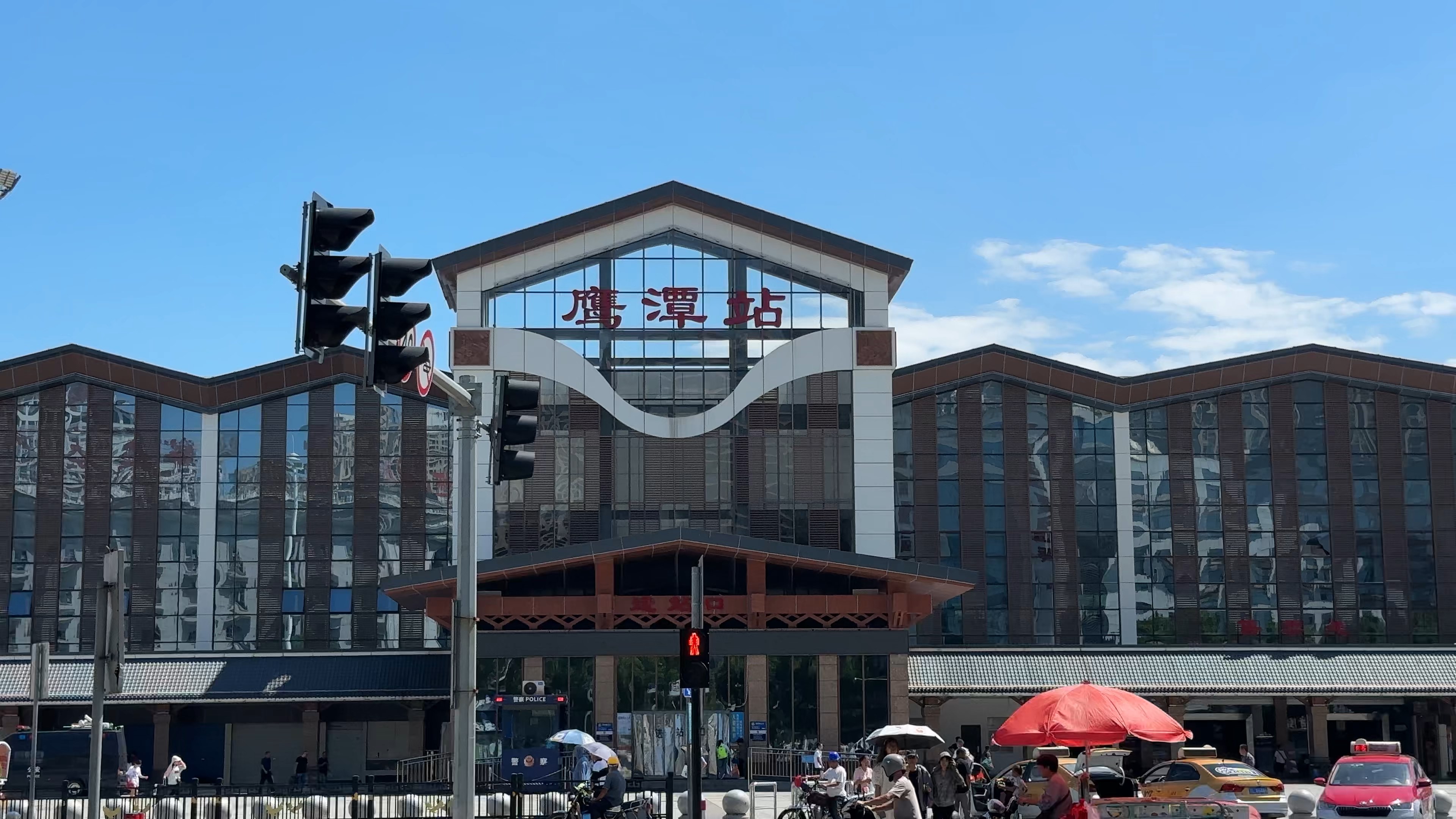 焕然一新的"鹰潭"火车站