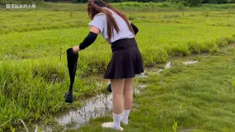 Video herunterladen: 50期雨天后穿过膝靴子去草地踩水踩泥，以为靴子防水，结果靴子都进水啦