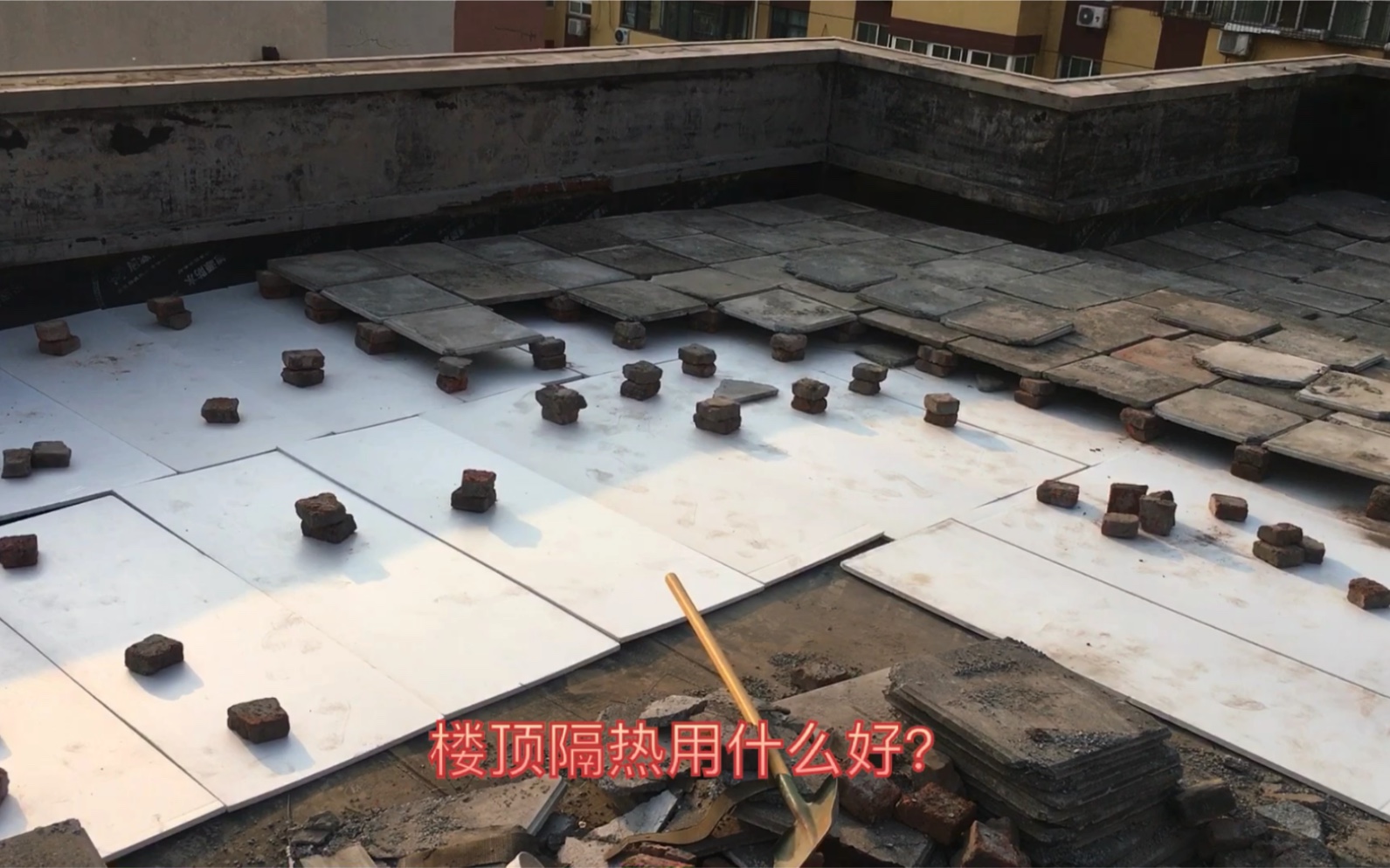 楼房顶层又闷又热怎么办?小伙用地暖板材做隔热层,效果还不错