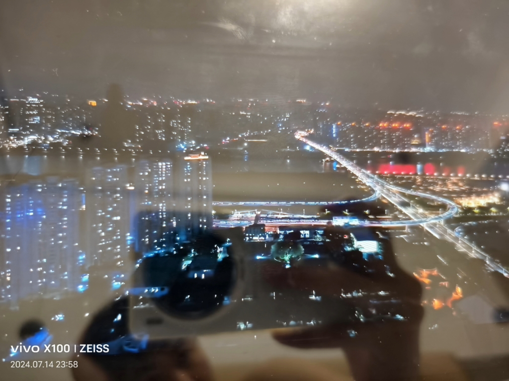 城市夜景倒映在玻璃窗上?
