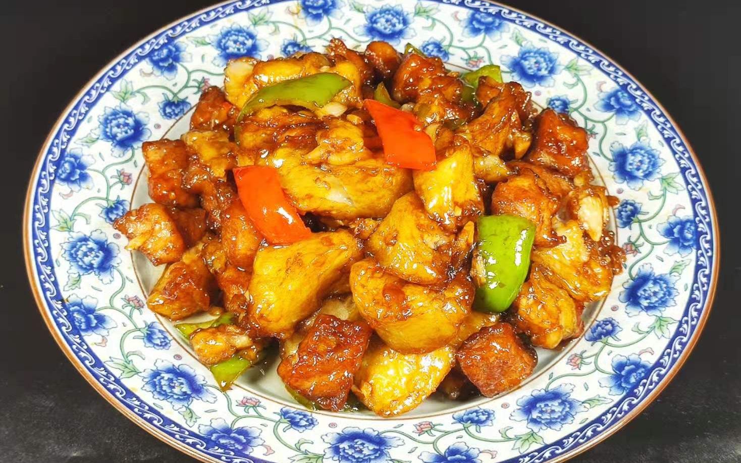 将传统菜溜肉段和烧茄子,合在一起烧,好吃翻倍,出锅就被抢光了