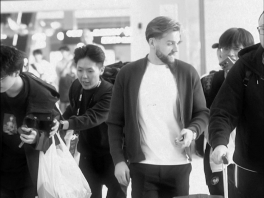 没想到机场有这么多粉丝！谢谢大家的热情欢迎