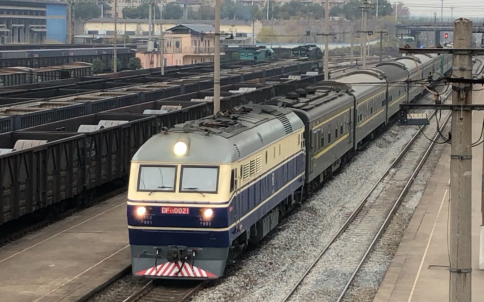 df110021牵引t237次昆山-重庆西-马鞍山两道停车_哔哩哔哩 (゜-゜)つ