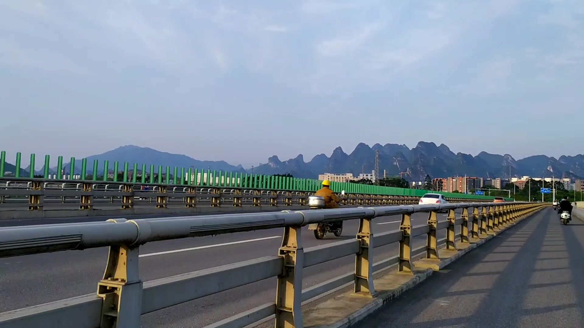 周末骑电动车兜风,路拍万福东路龙门大桥,广西桂林的郊外风景也超美!