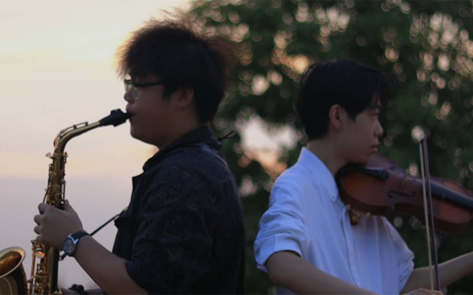 遥远的她萨克斯小提琴哪有那么多志同道合的人只不过是两个灵魂的碰撞