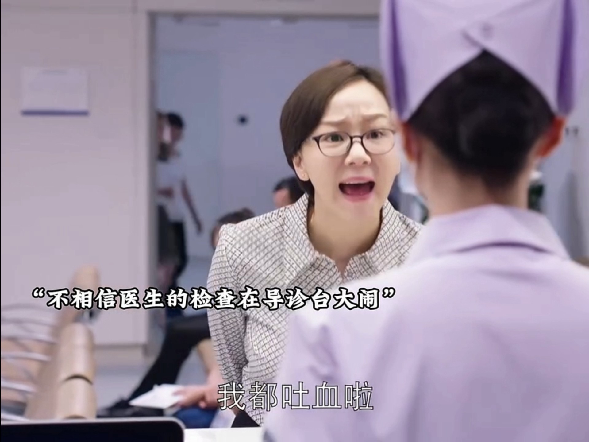 女人在医院无理取闹，手撕医生，不料下一秒报应来了
