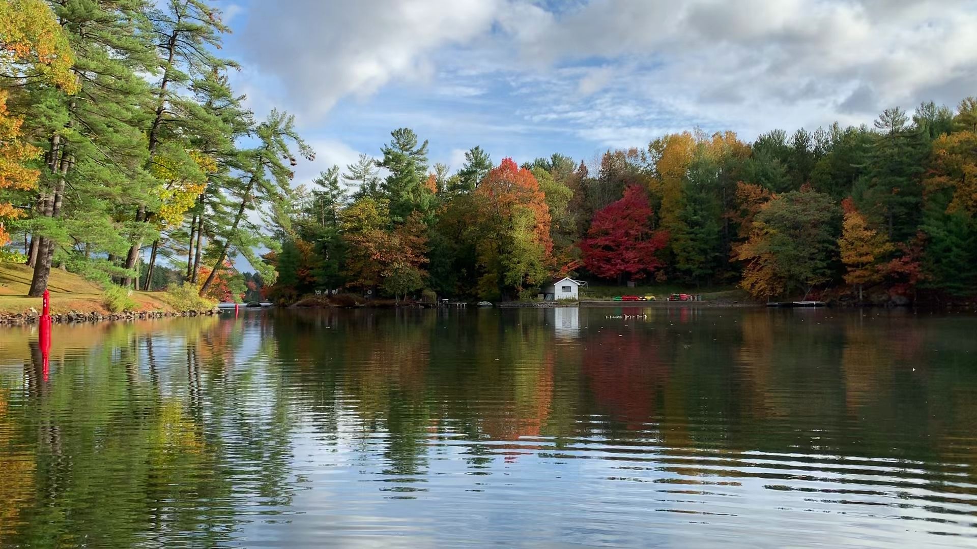 秋天的湖边小屋