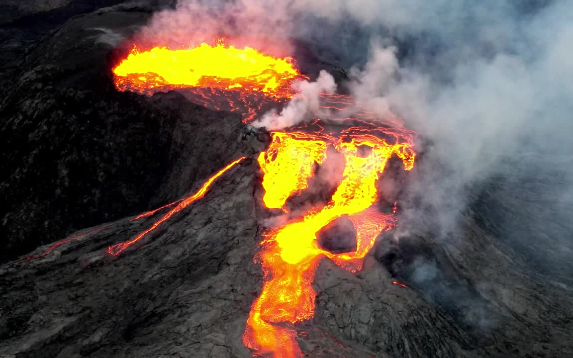 [图]【地理】冰岛盖丁格达努尔火山熔岩瀑布再次出现！（2021-08-20）