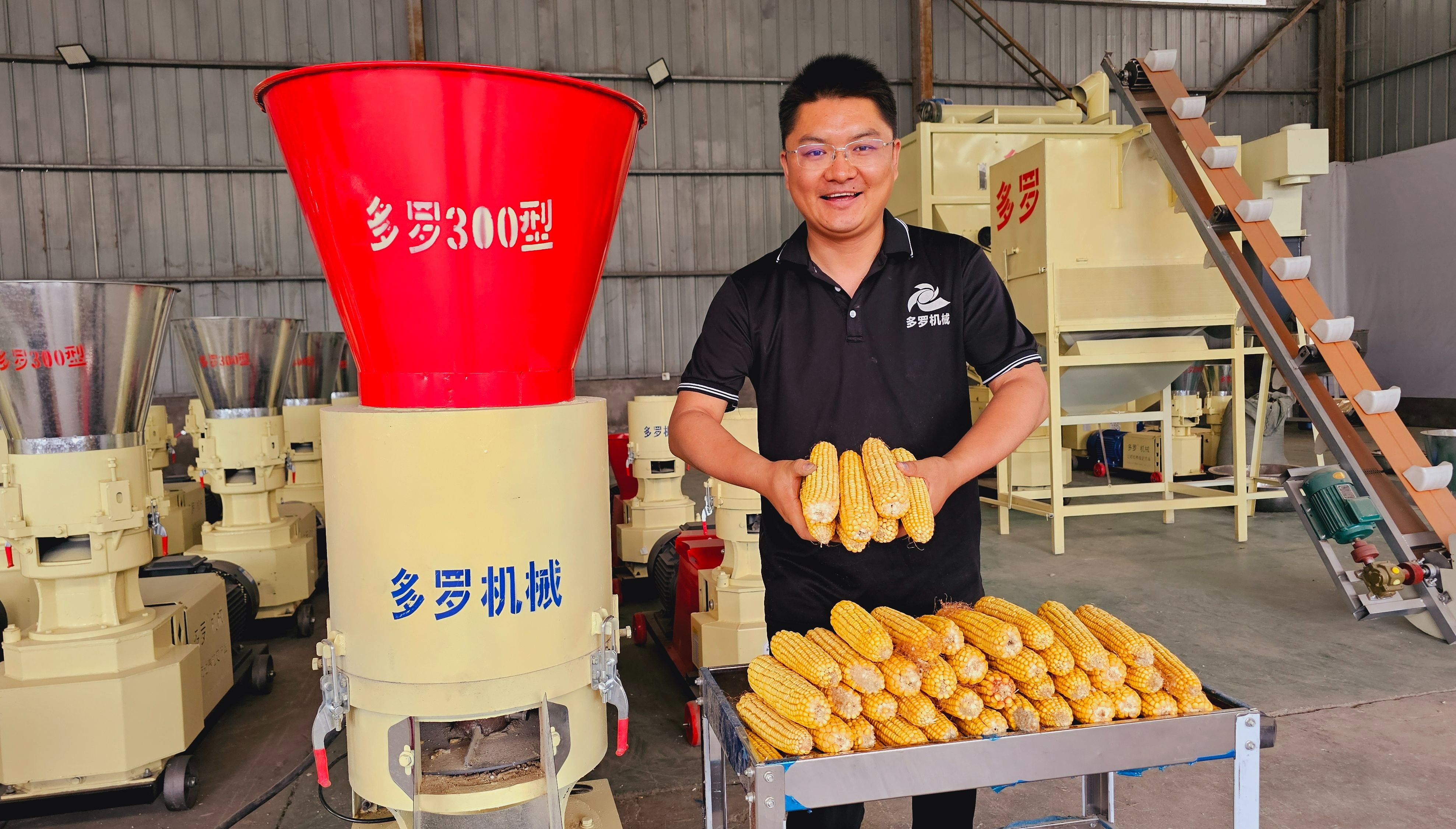 玉米棒压颗粒,是不是骗人?磨盘不转/压轮驱动,测试新款300型