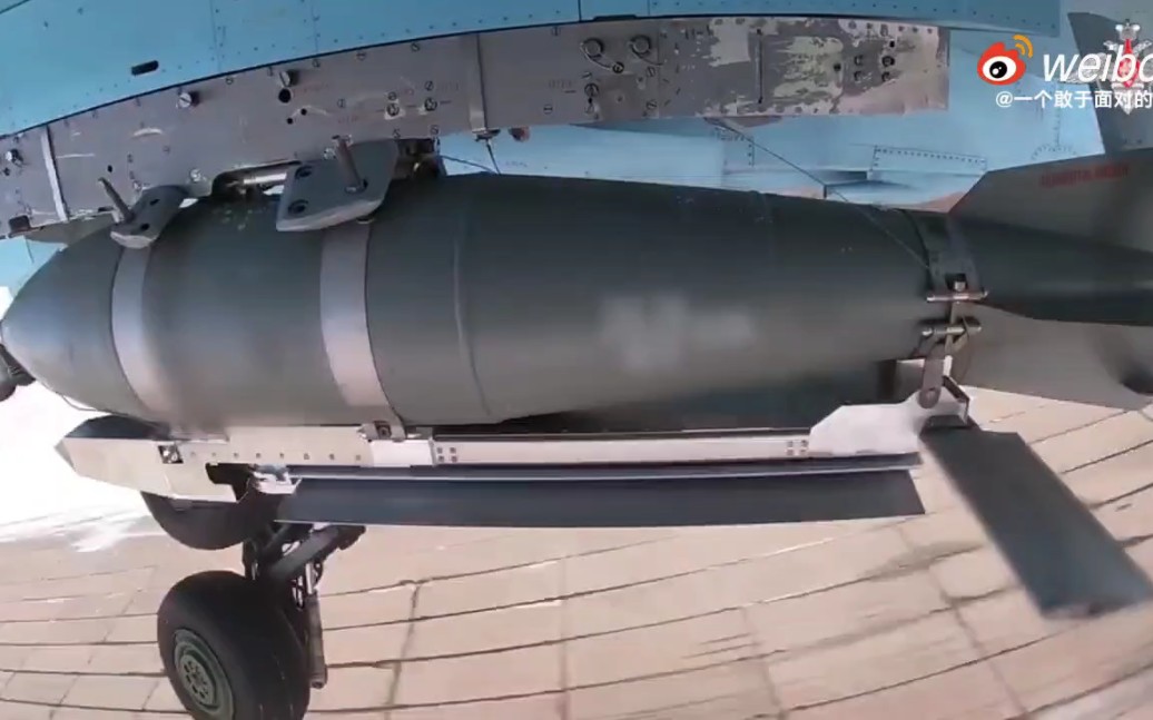 俄罗斯空天军苏-34战机向乌军阵地投下fab-500航空炸弹(带滑翔制导