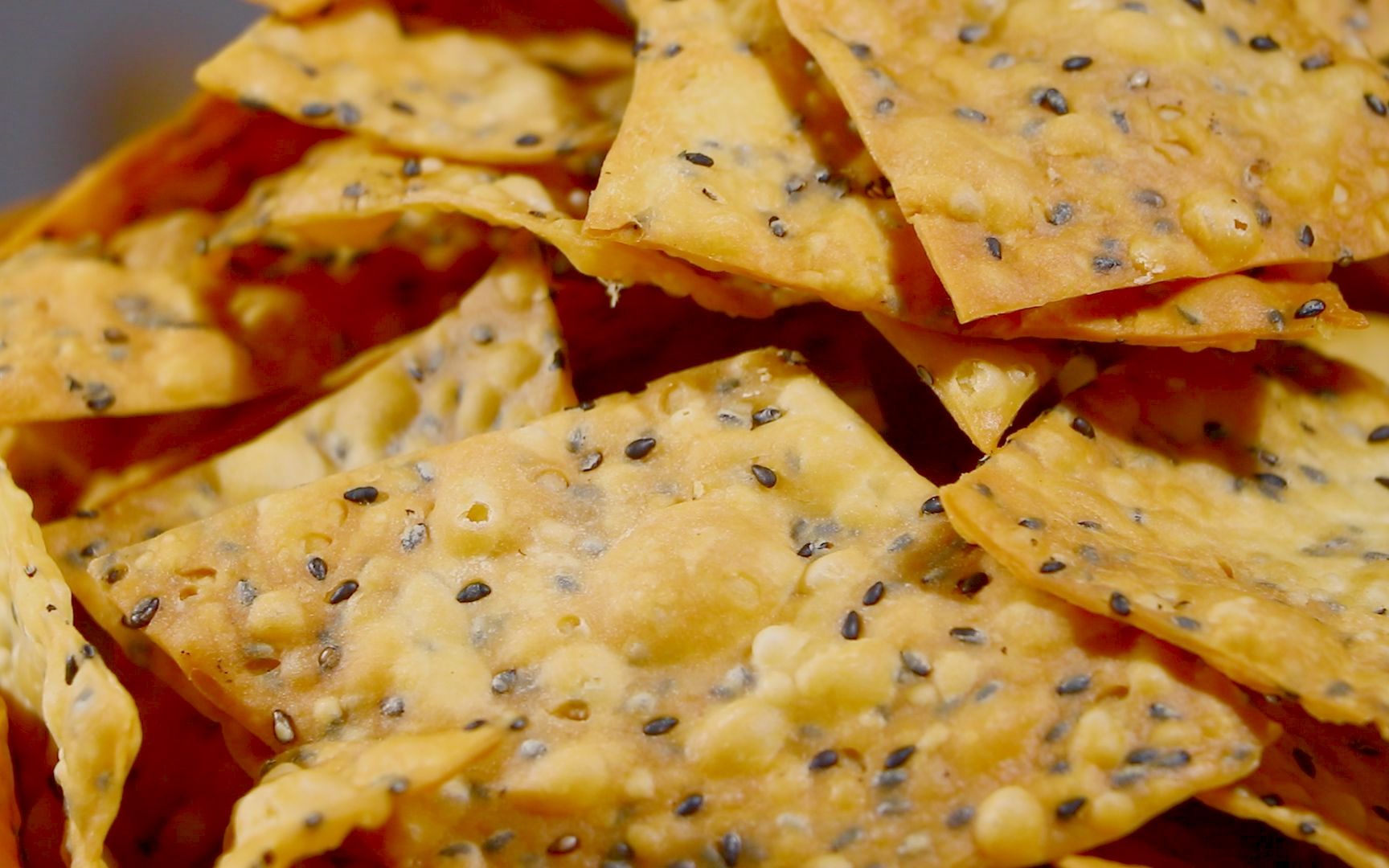 油炸芝麻饼,酥脆焦香,比油炸撒子味道更好,详细的做法和配方