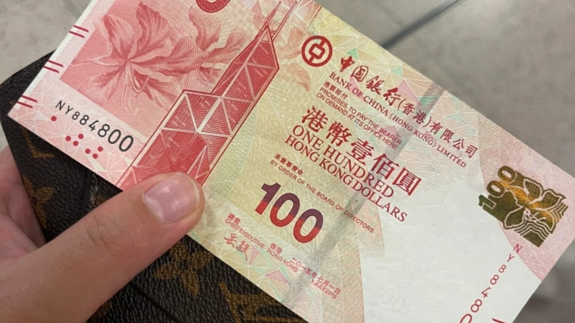 去澳门换100港币可以去银行办卡换港币,这样最划算